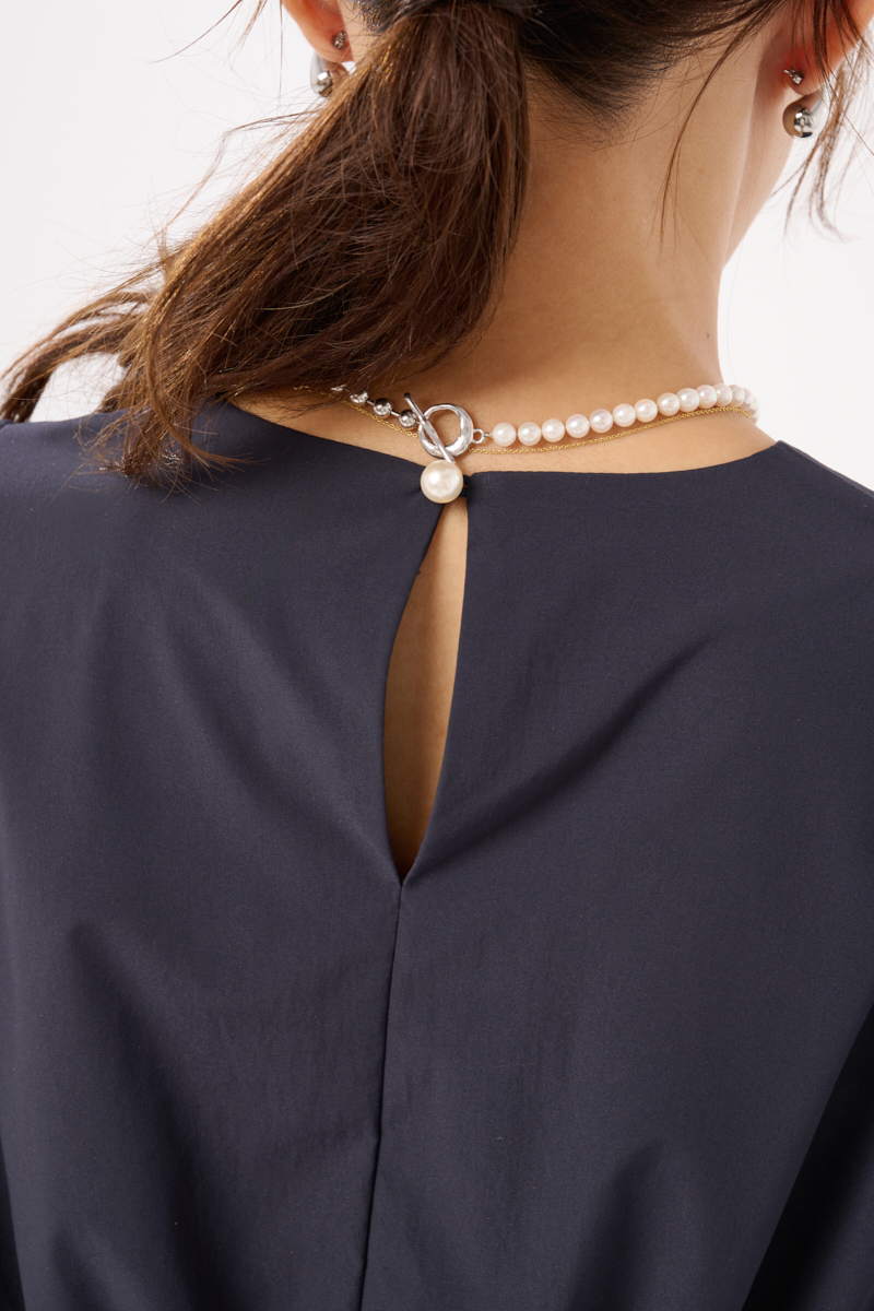 クラウドチームVERY高松愛里の[THREE SQUARE]ペプラムタックブラウスコーデ