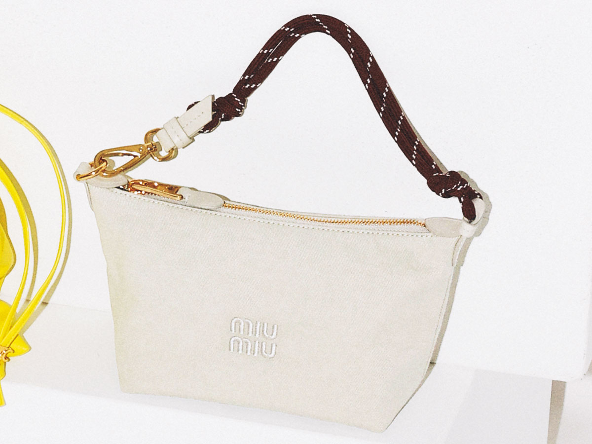 ミュウミュウのコードハンドルのポーチバッグ