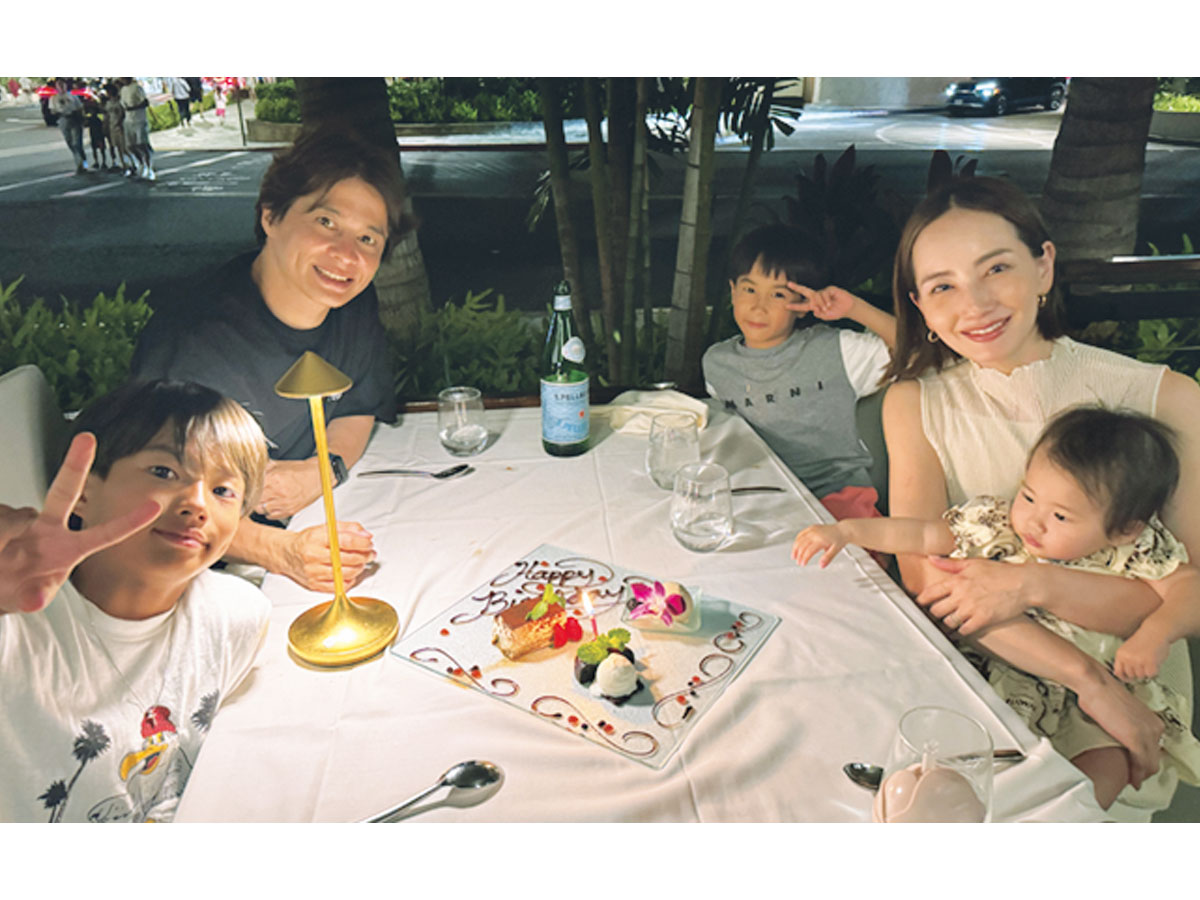 ハワイのレストランタオルミーナで食事する辻元舞さんファミリー