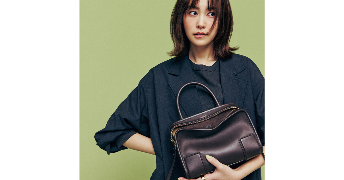 ロエベのアイコンバッグ「アマソナ」を持つ桐谷美玲さん