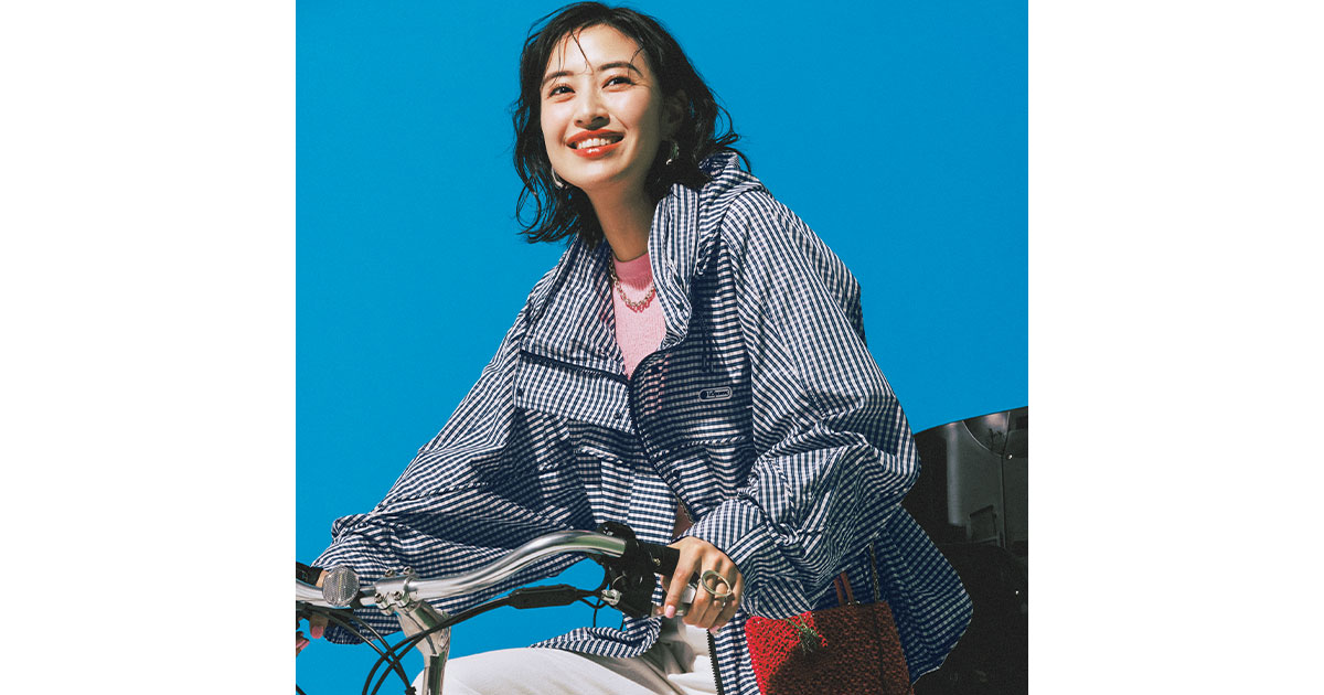レスポのギンガムチェック柄のUVブルゾンを羽織った岡本あずささん