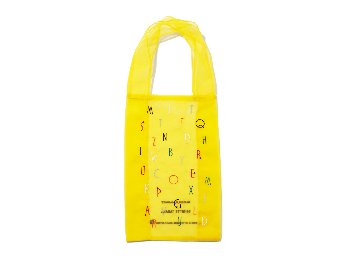 アルファベットの刺繍が入ったブリジットタナカのメッシュバッグ