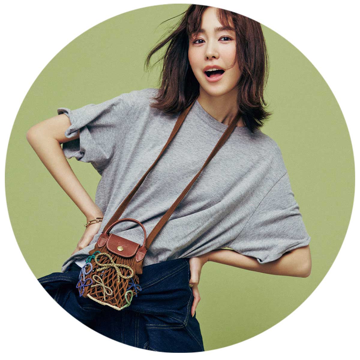 グレーのTシャツコーデに首からメッシュ＆ラフィアリボンのロンシャンのバッグを下げた桐谷美玲さん