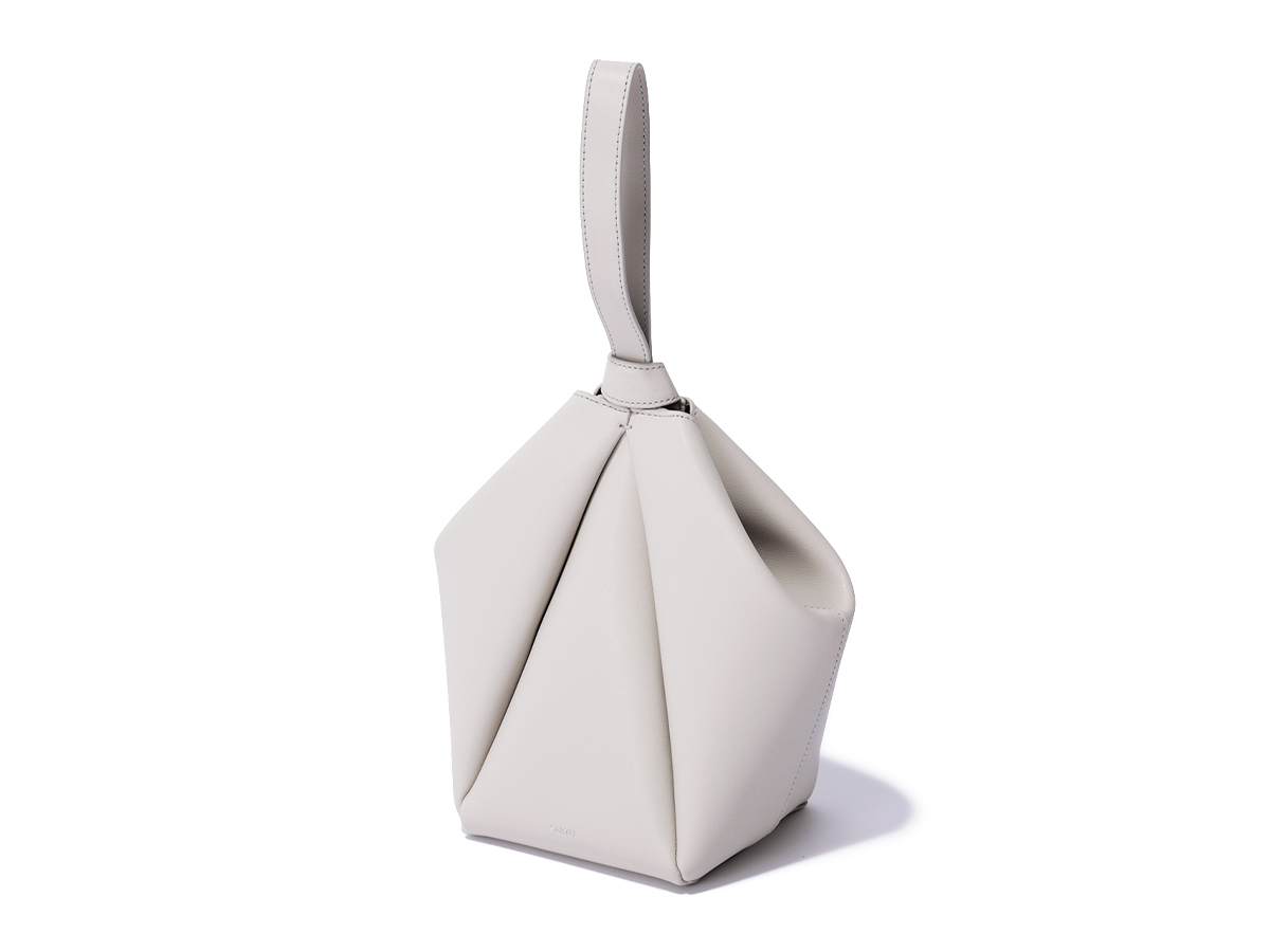 サルトゥの白のハンドバッグ