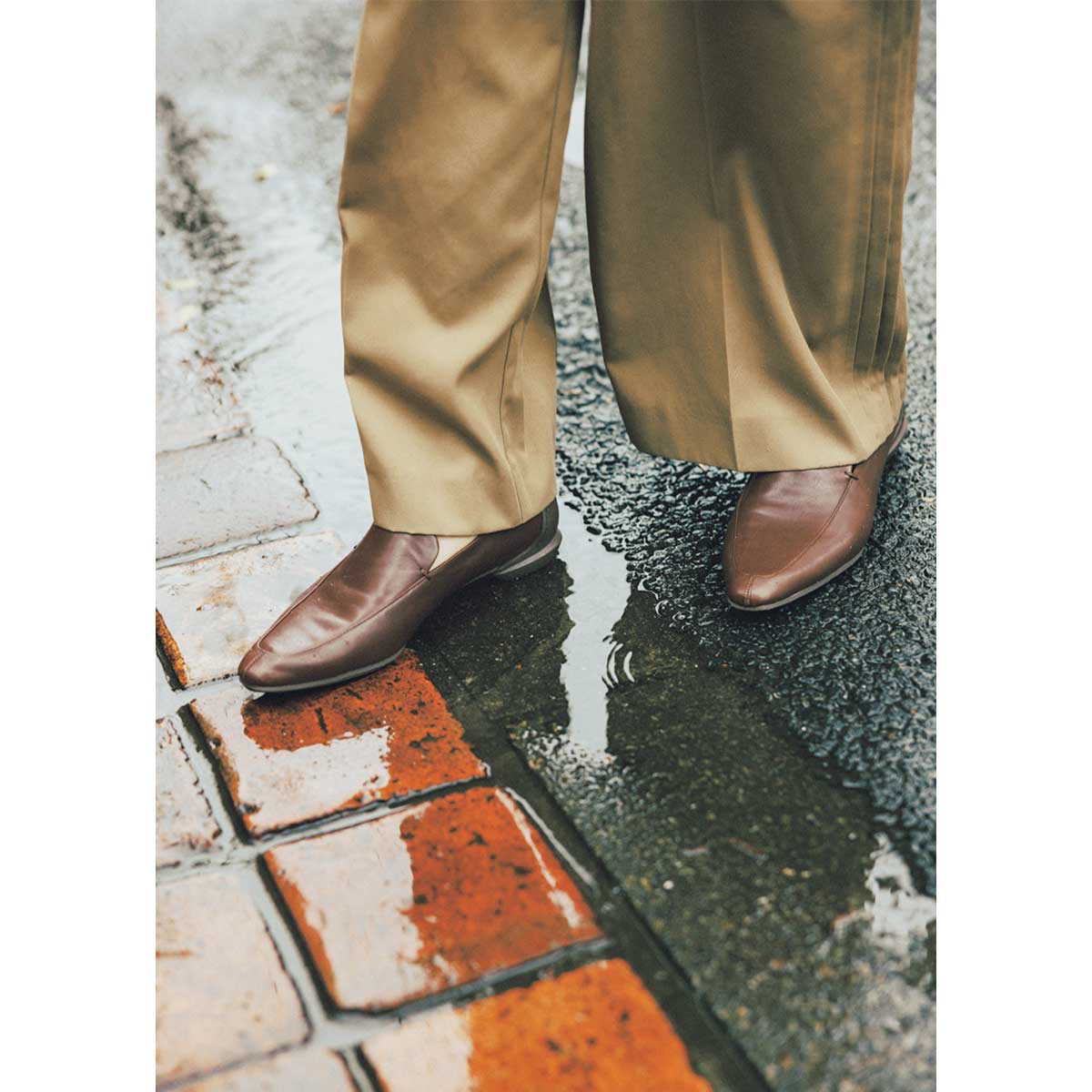 サードマガジンの撥水タックパンツとシーセイの撥水ローファーの雨の日コンビ