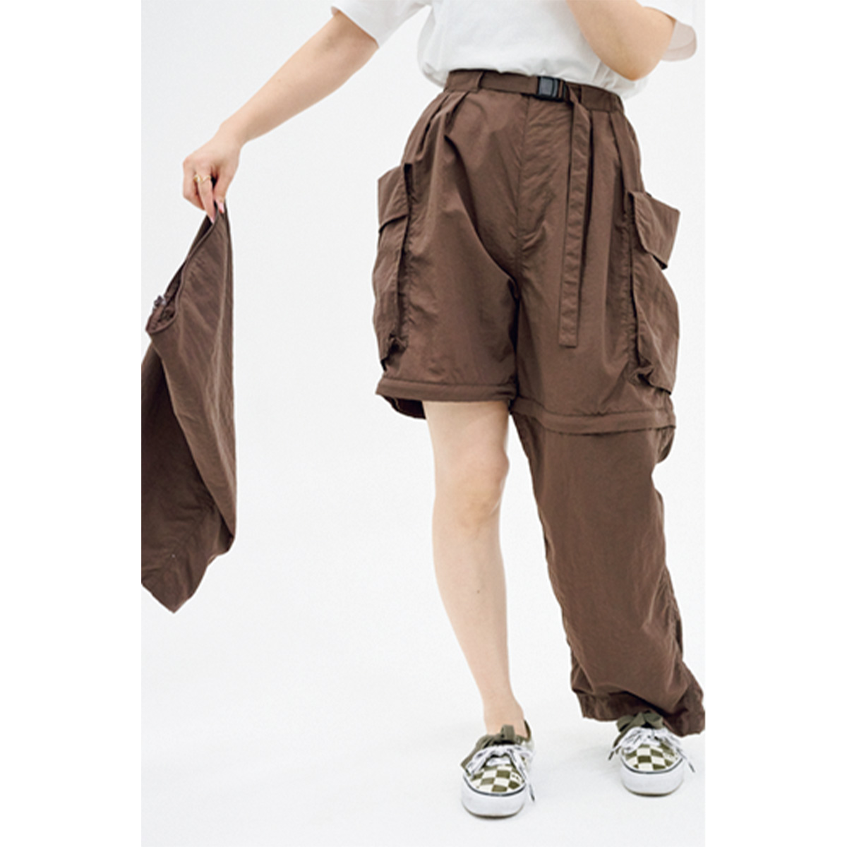 フィーニーの2WAY撥水パンツを試着するVERYスタッフ