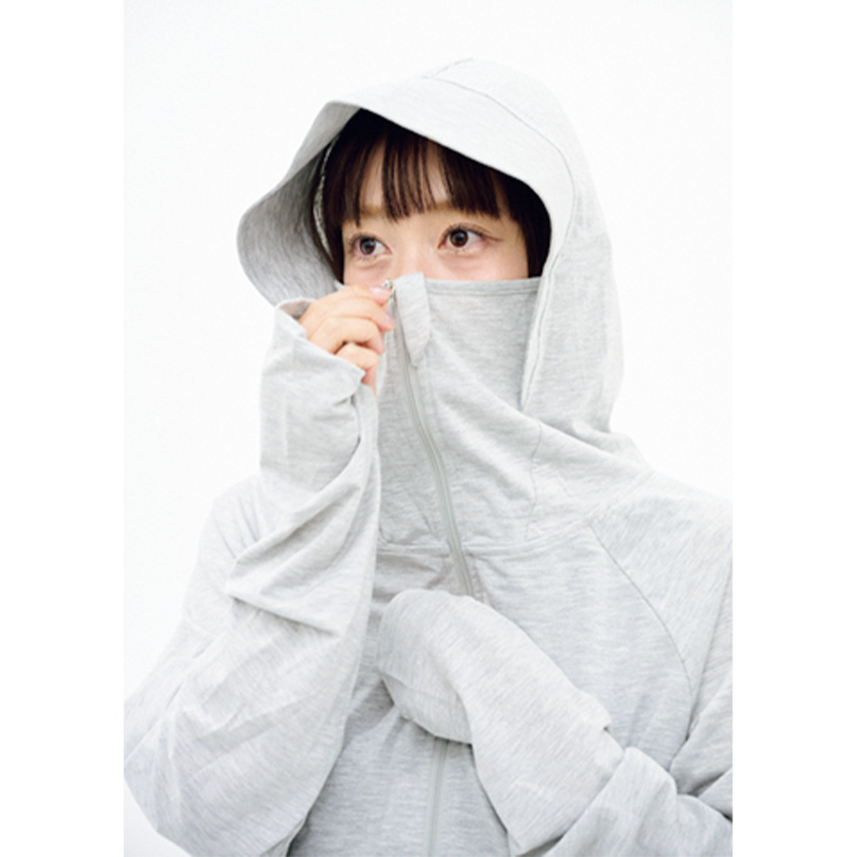 グローバルワークのUVパーカを試着するVERYスタッフ