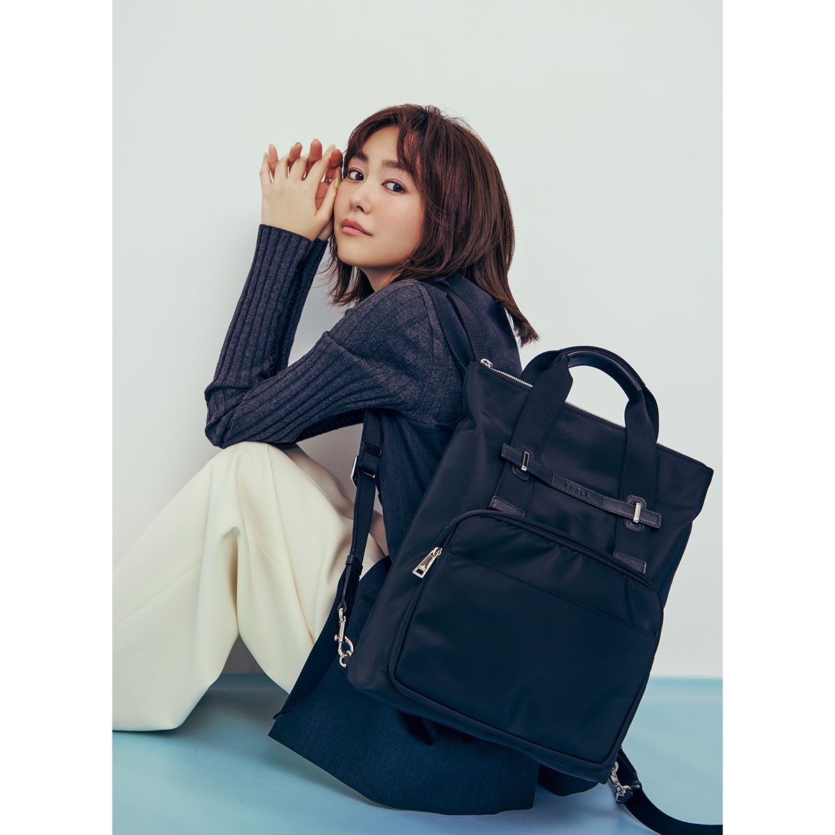 フルラの黒リュックを背負った桐谷美玲さん