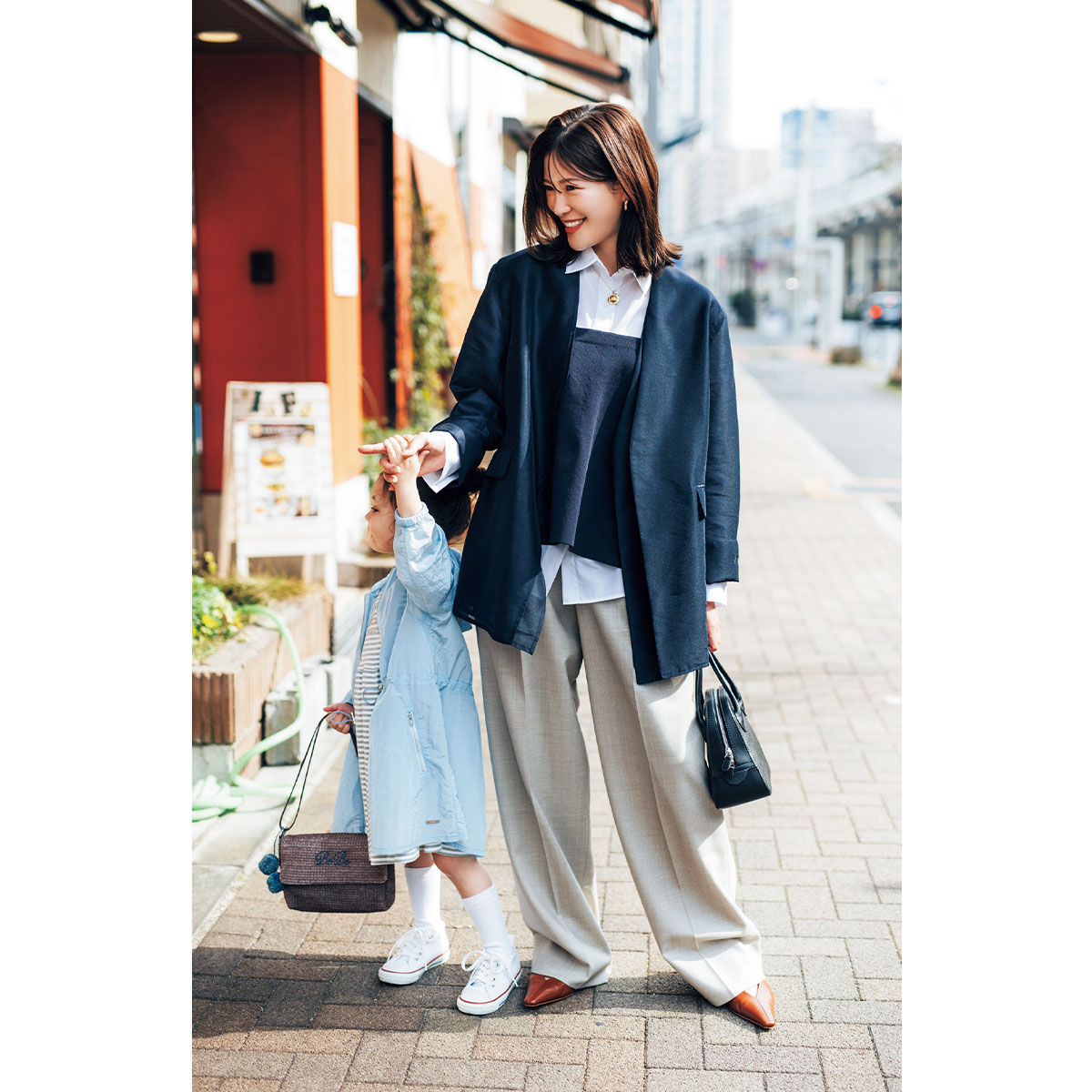 シアーなジャケットで軽やか見えも叶うキレイめコーデ