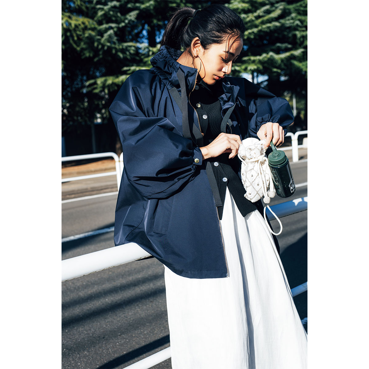 高機能でブラウス並みの華やかさがあるネイビーブルゾンがいつものコーデを格上げ