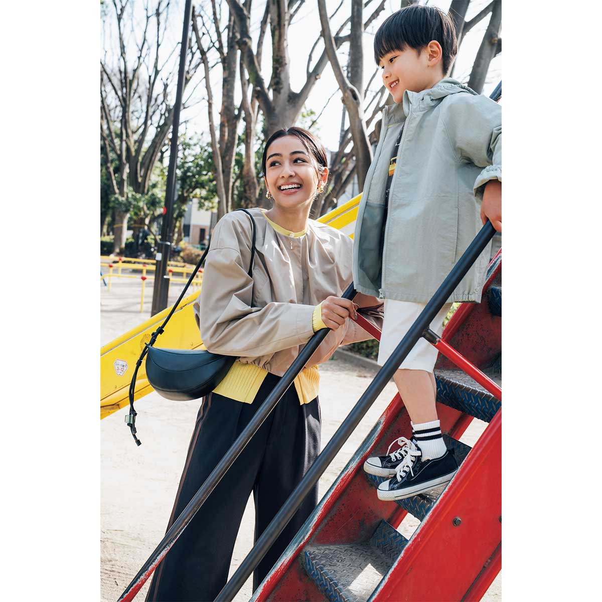 ブラウス見えするブルゾンで公園コーデをキレイめに更新