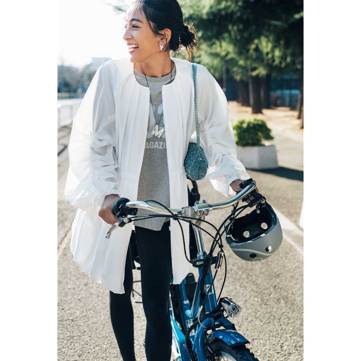 チュニック丈ブルゾンとレギンスを合わせてカジュアルすぎないご近所コーデ