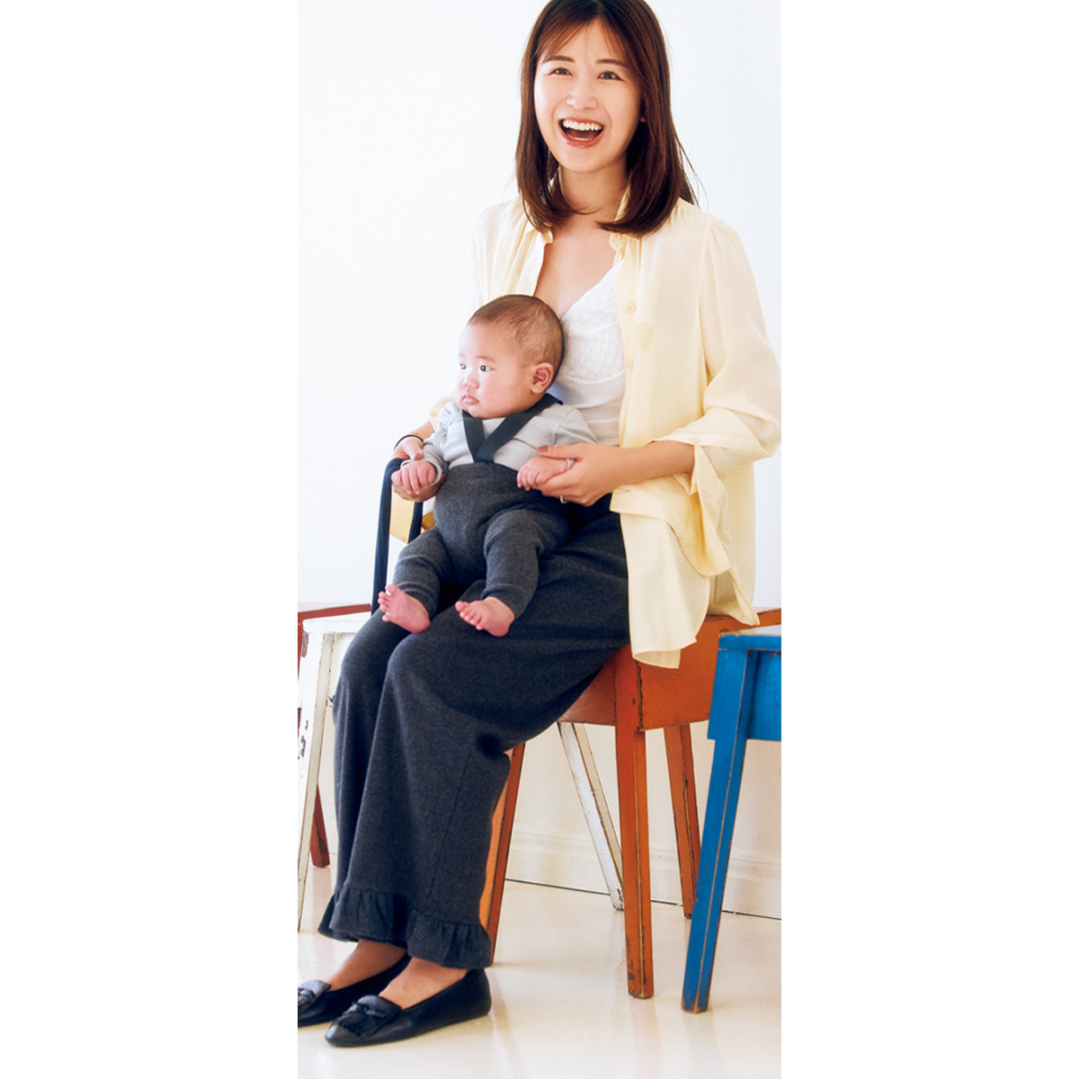 裾にフリルの効いたデザインがオシャレなパンツで児童館コーデ