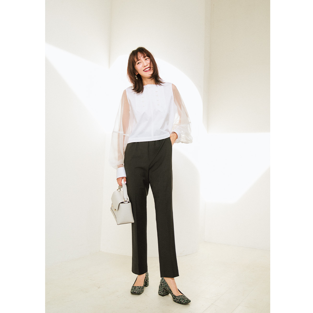 ベイジの黒ストレートパンツを履いた美脚コーデ