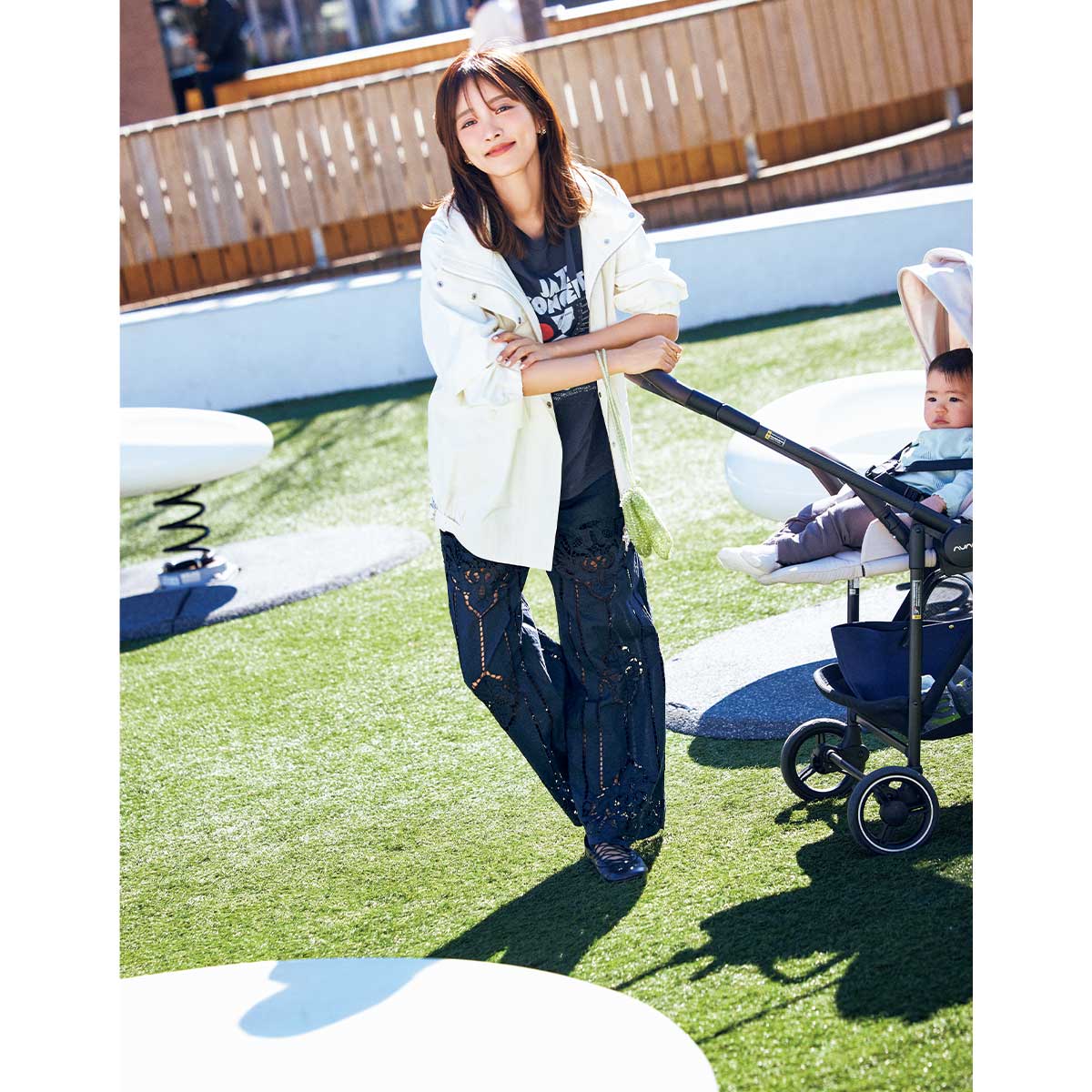 シンプルなトップスに華やかパンツを合わせたリラクシーな子連れお出かけコーデ