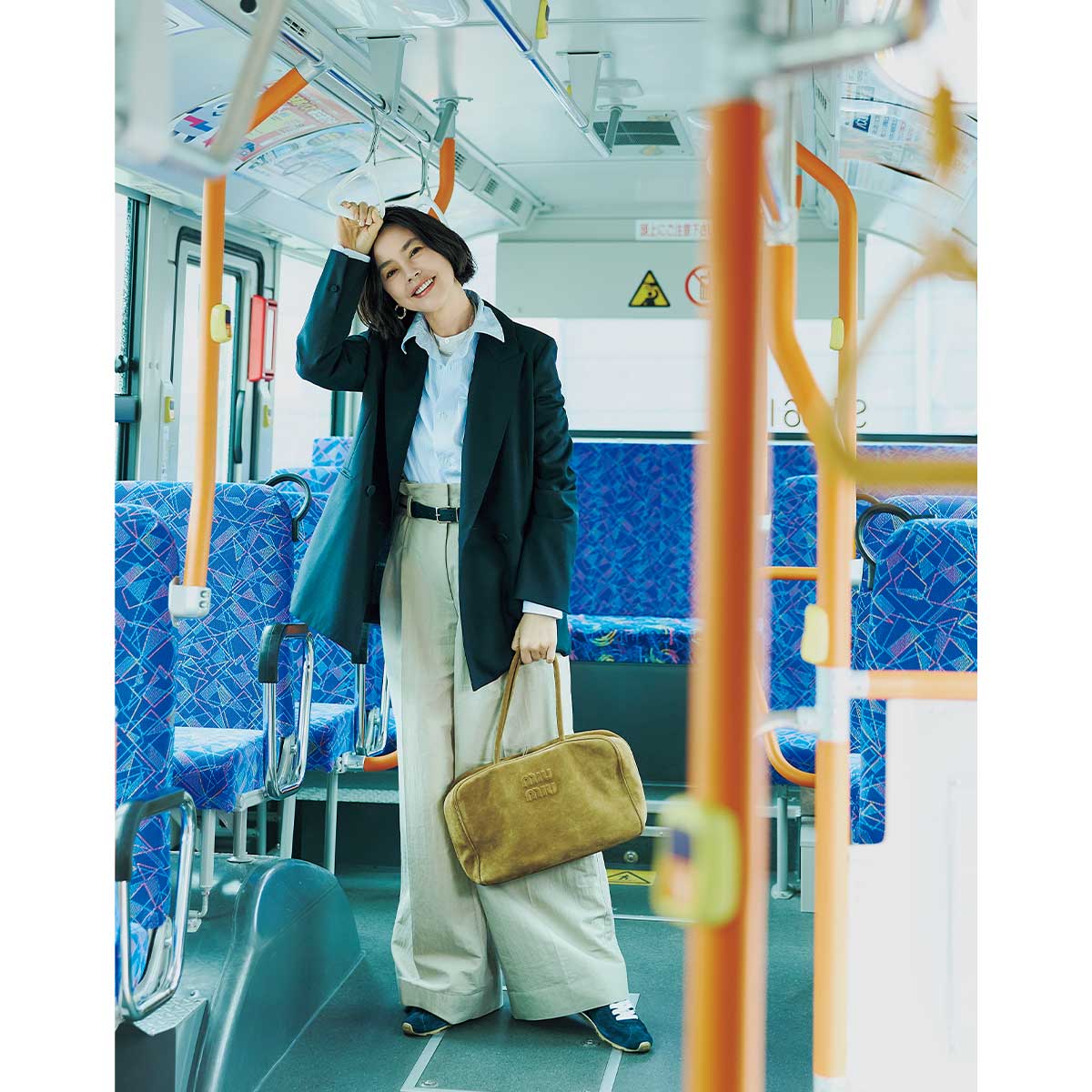 MIU MIUのスニーカーコーデでバスに乗っているイメージカット