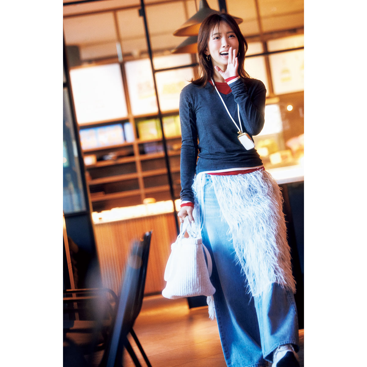 いつものデニムにオシャレを格上げするラップスカートを合わせて春コーデが完成
