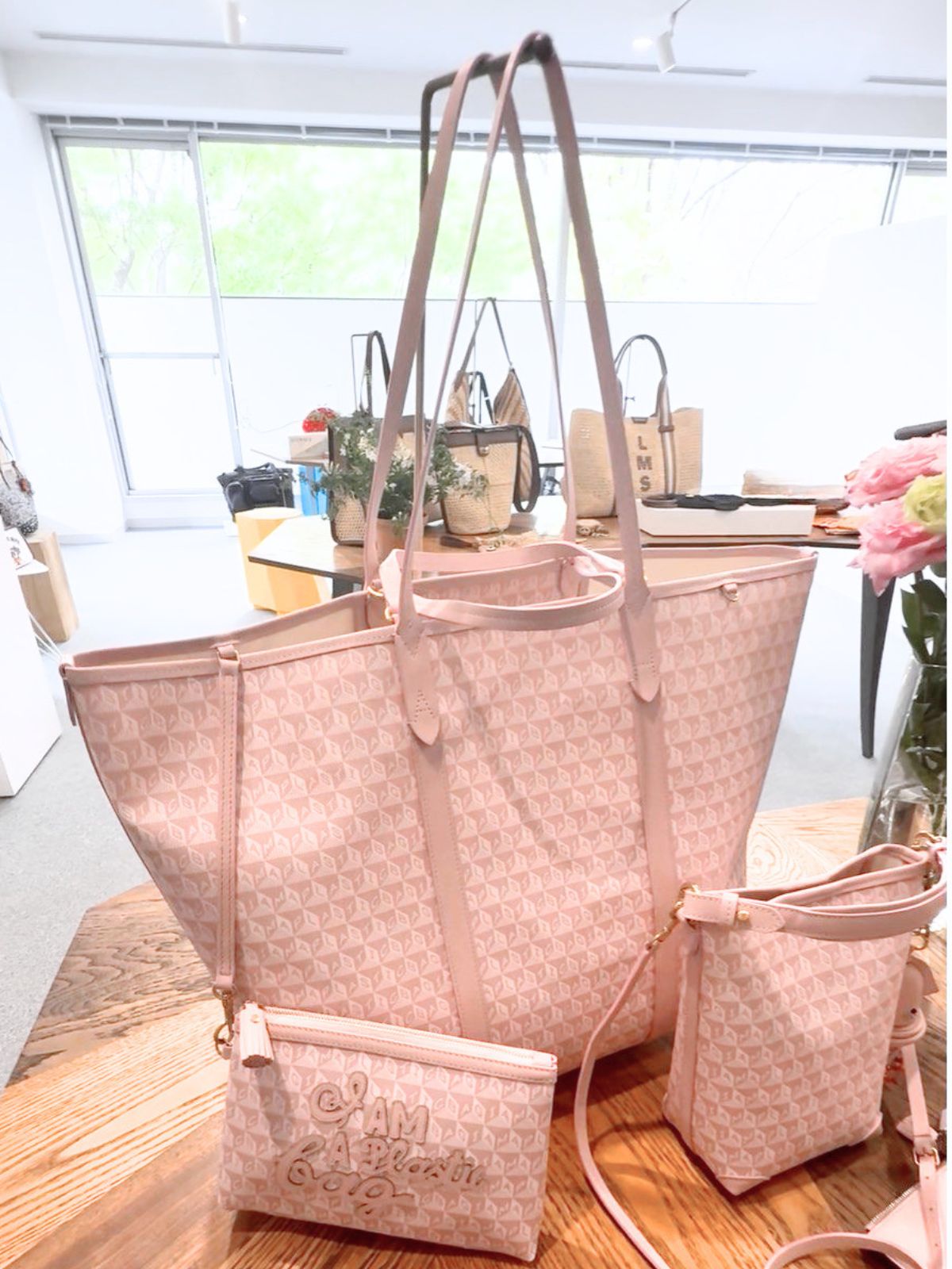 長さの異なる2つのストラップが付いた、アニヤ・ハインドマーチの「I AM A PLASTIC BAG」の新作ビーチバッグ。