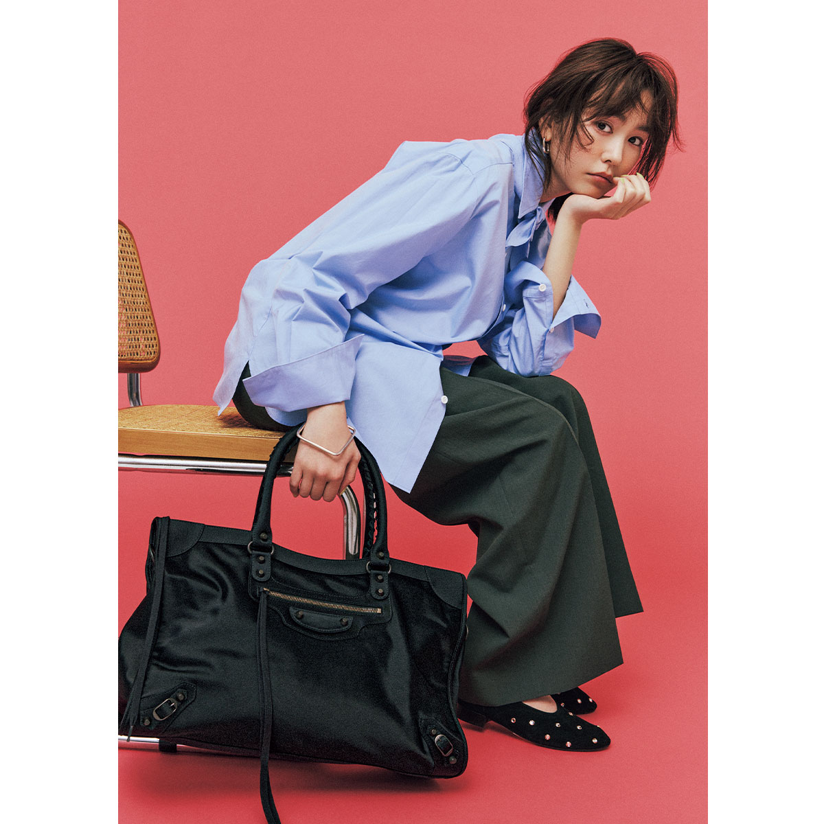 バレンシアガのナイロントート「ル・シティ」を持つ桐谷美玲さん