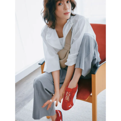 旬見え【スニーカー】赤のメリージェーンでコーデに華やかさをプラス！