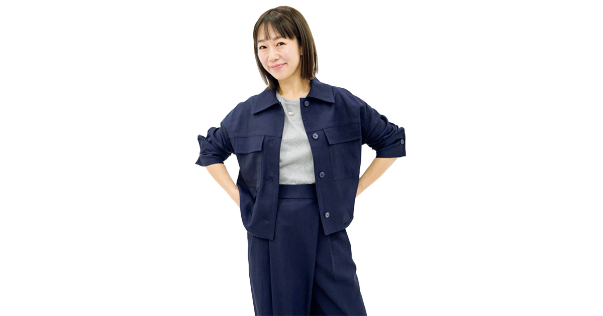 ノークのUVカットジャケットを試着するVERYライター