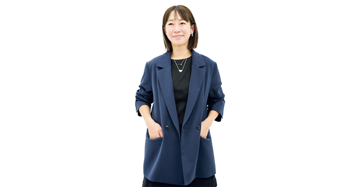 ミースロエのUVジャケットを試着するVERYライター