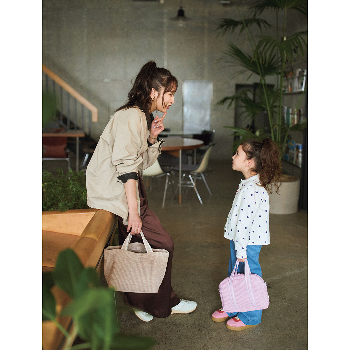 ピオヌンナルの新作GARDEN miniを持ったママとボストン型のThings miniを持った女の子