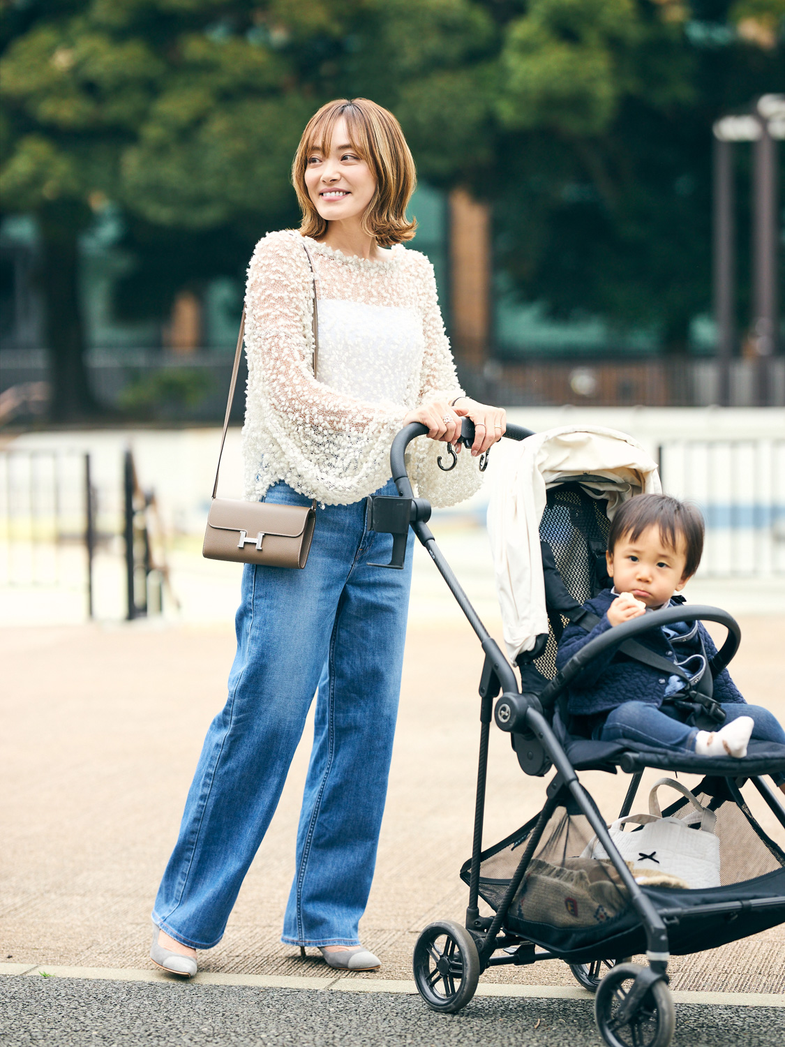 透け感のある白トップス、デニムのコーディネート