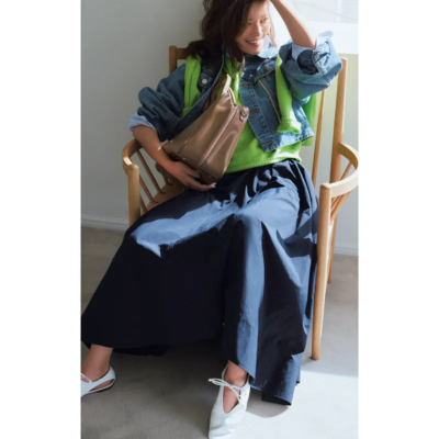 春は【デニムジャケット】が活躍！紺スカートでほんのり甘さをプラス