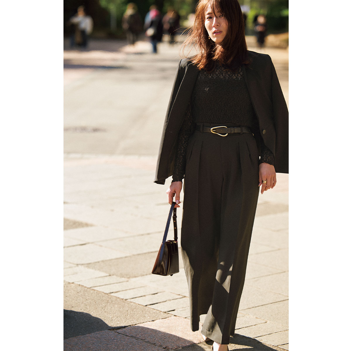 アニュアンスのセンタープレス黒パンツを履いたコーデ