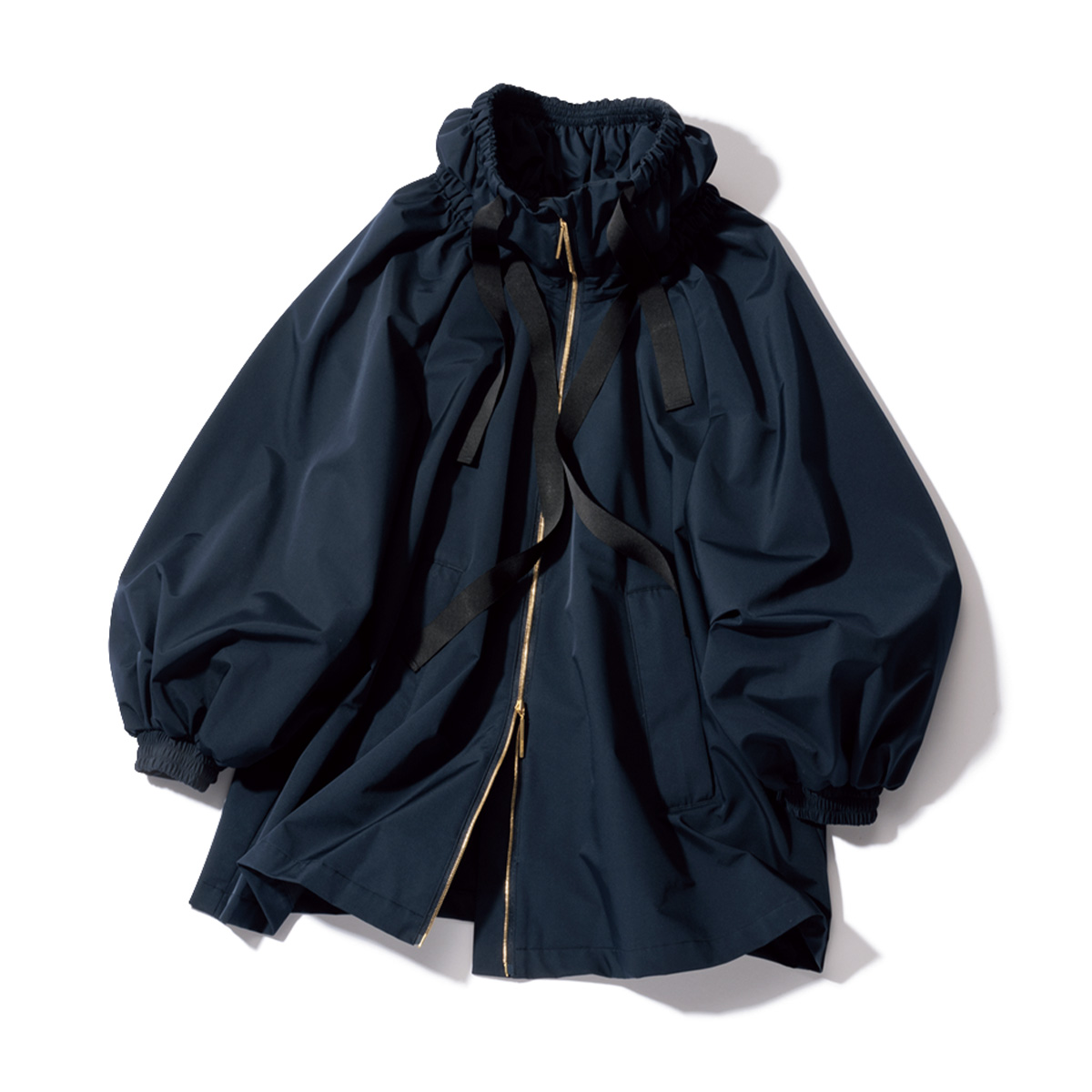 タトラスの立ち上がりのキレイな衿と光沢のある生地のブルゾン