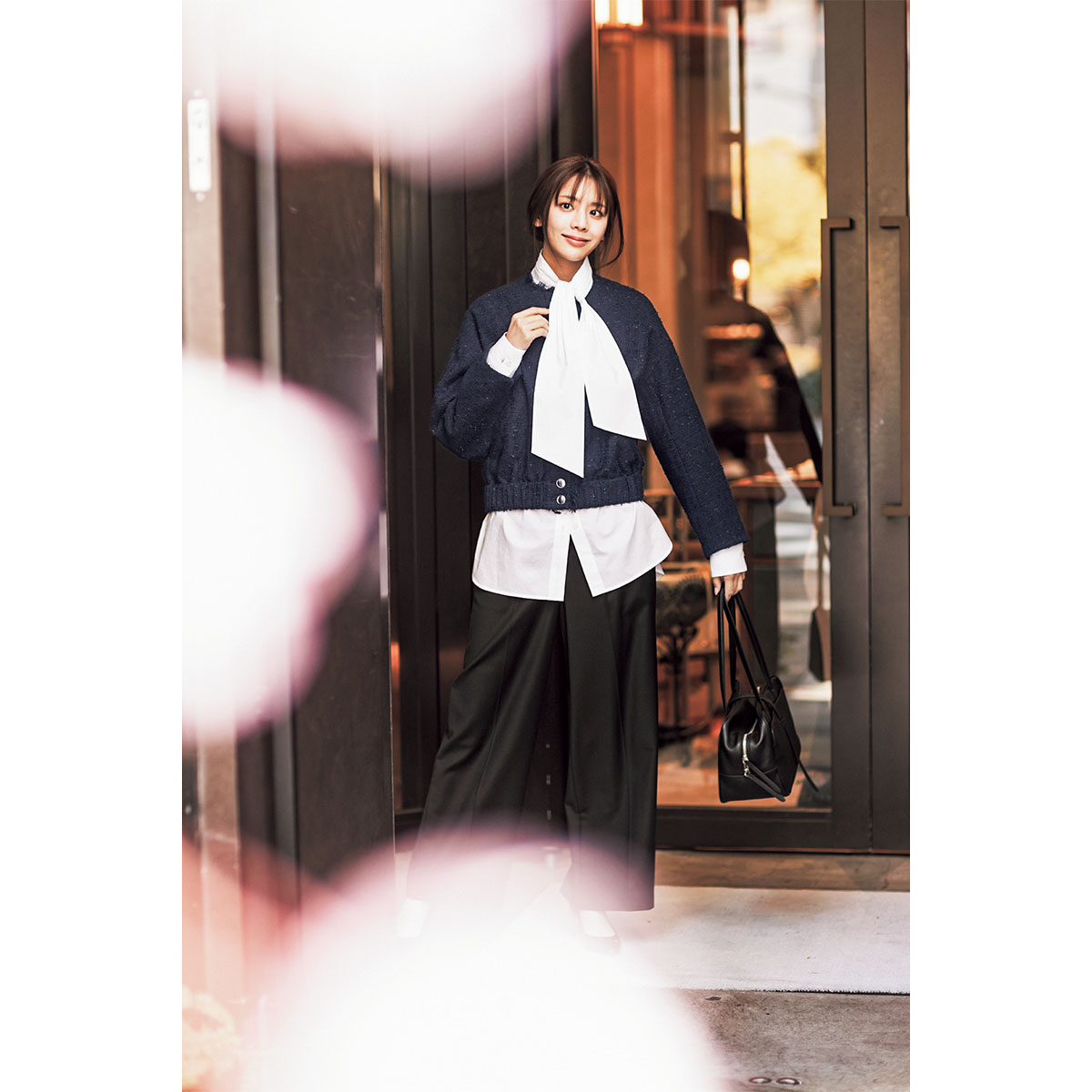 ボウタイブラウスと黒パンツにツイードブルゾンを羽織った母行事コーデ