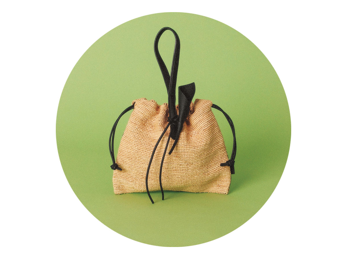 ヴァジックのレザーの花モチーフがついたラフィアバッグ