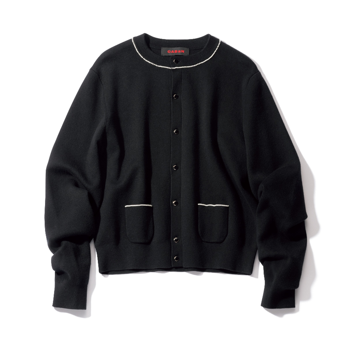 キャバンの襟ぐりとポケットに華奢なベビーパールがあしらわれたカーデ