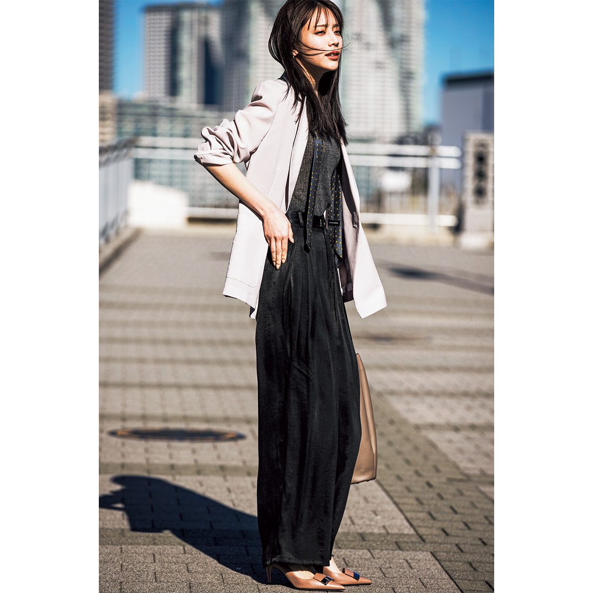 アルページュストーリーのシアーなジャケットと黒パンツスタイルを着こなす貴島明日香さん