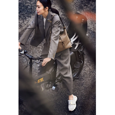 通勤ママの【ジャケパンコーデ】はスニーカーローファーでオシャレ＆軽快に！