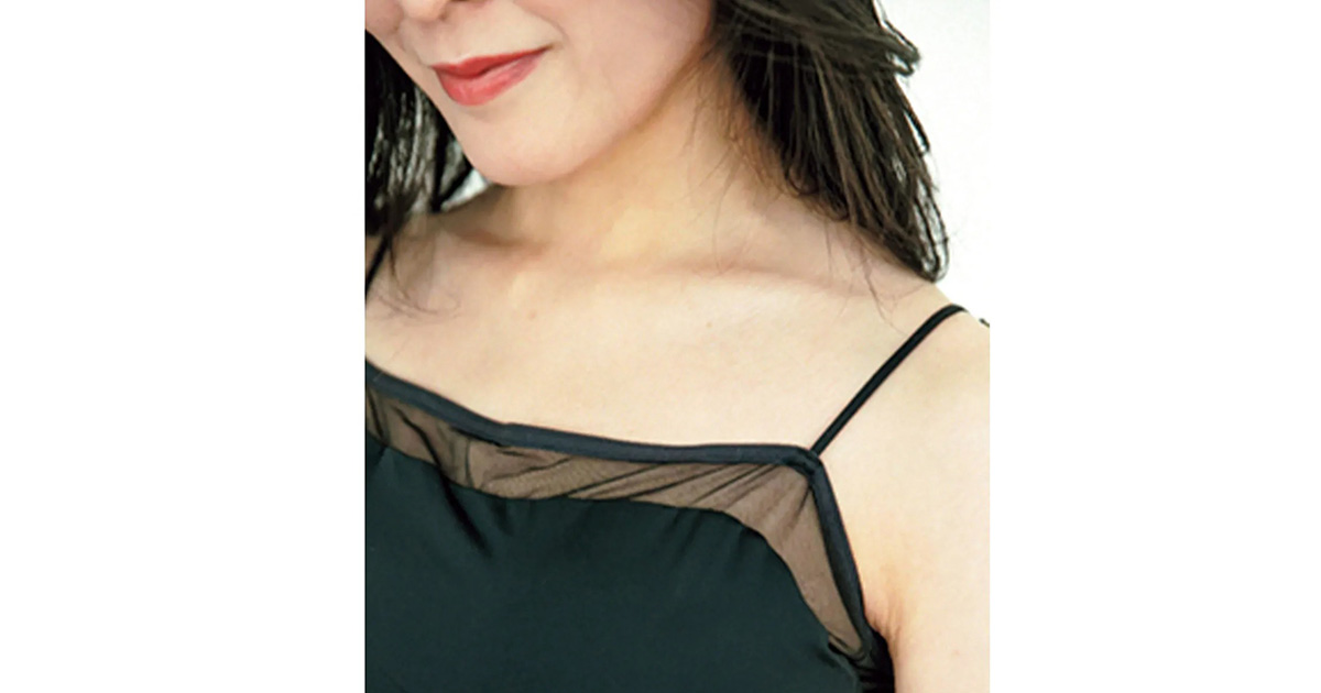 シアー素材と極細ストラップが洒落見え