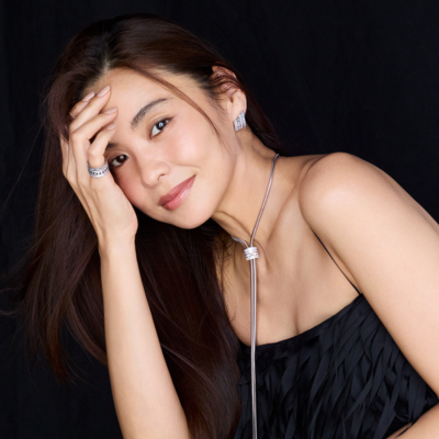 滝沢眞規子さん「ジュエリーはインパクトのあるデザインに惹かれます」ブシュロンのキャトルとセルパンボエム着用【VERY NaVY6月号】