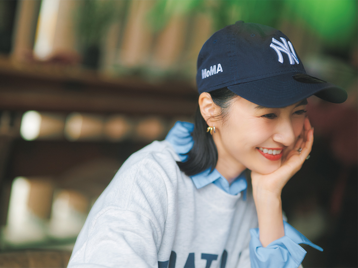 MoMA×NEW ERAの私物キャップを被った桐 嵯梨さん