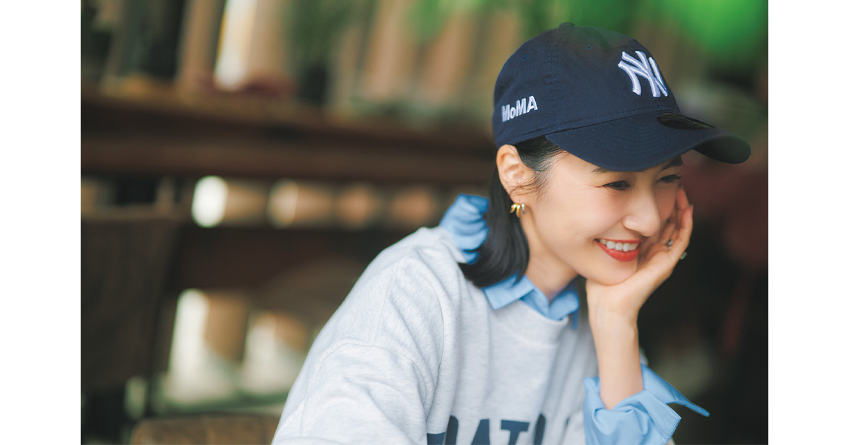 MoMA×NEW ERAの私物キャップを被った桐 嵯梨さん