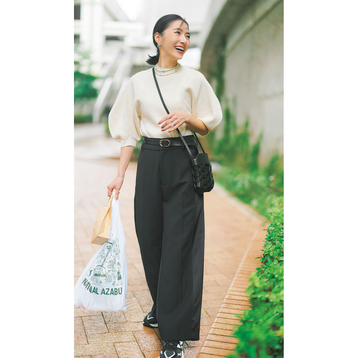 ぽわん袖のトップスとセンタープレスのワイドパンツをバランスよく着こなす桐 嵯梨さん