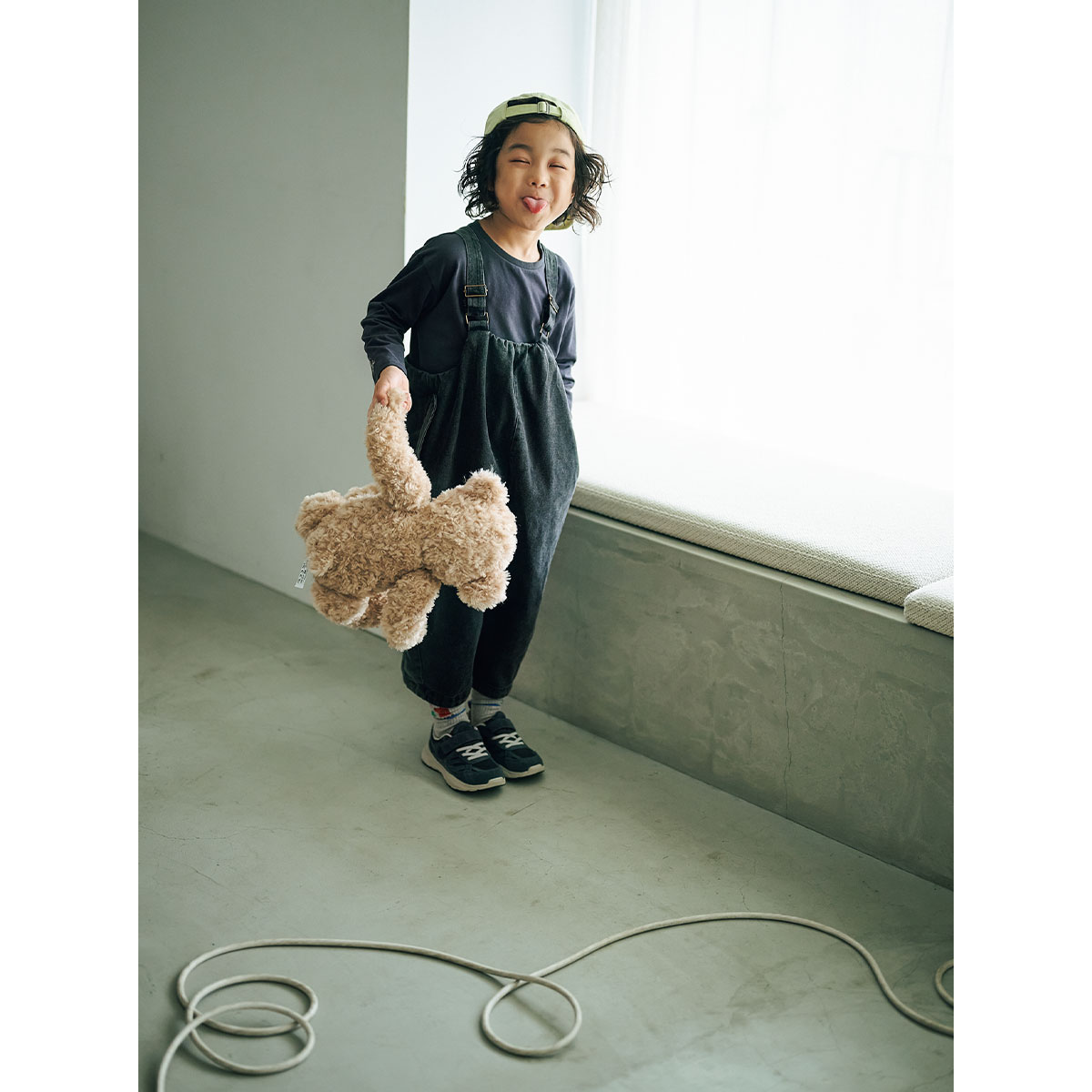 子供のオール黒コーデはゆるっと感が今どき