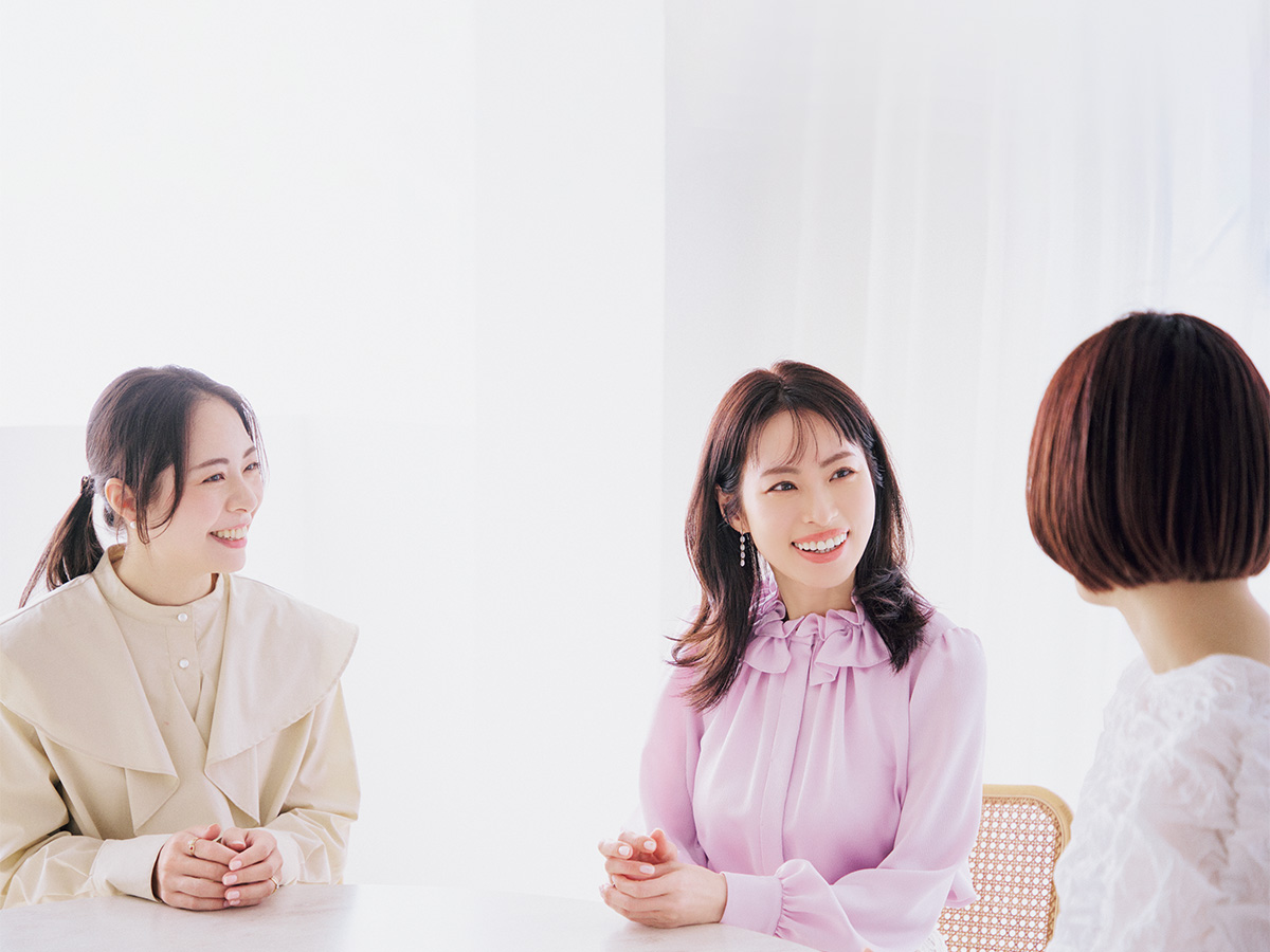 美容家の岡本静香さんにUV対策について相談するVERYライターとクラウドチームVERYメンバー