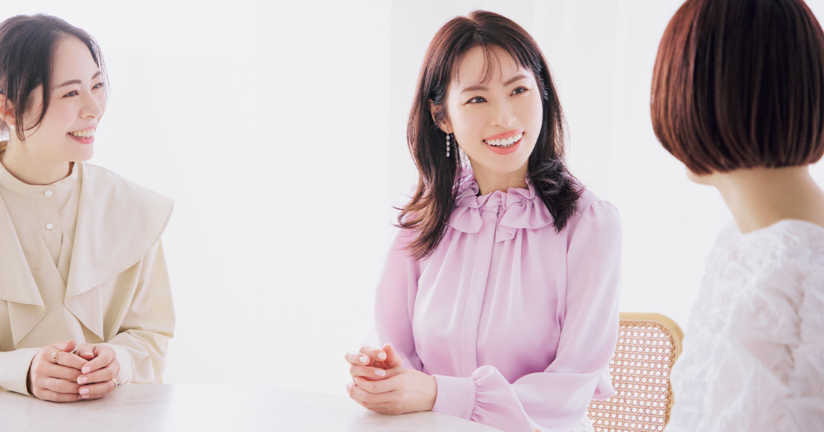 美容家の岡本静香さんにUV対策について相談するVERYライターとクラウドチームVERYメンバー