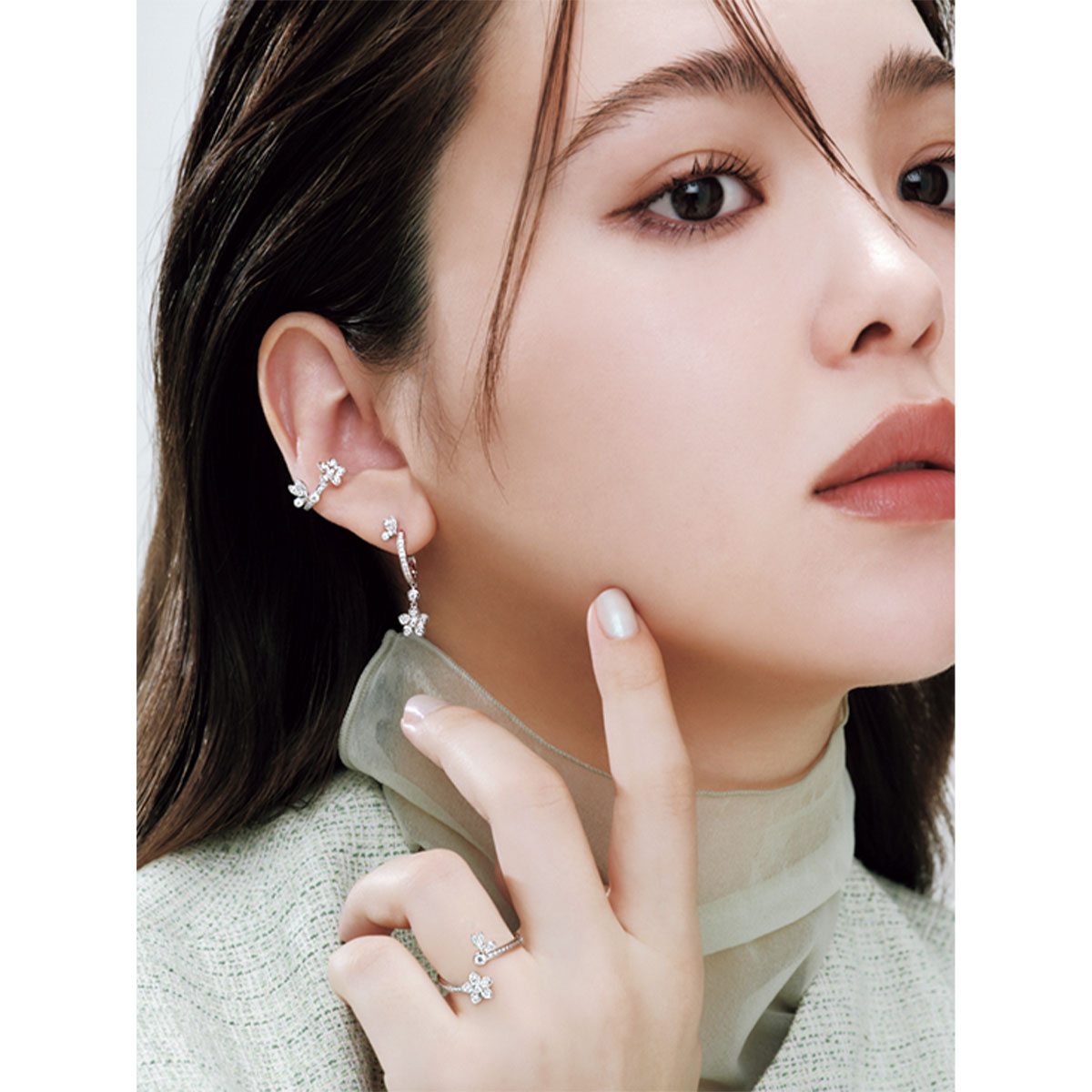 グラフの「バタフライ&フラワー」のイヤカフとピアスとリングをつけた藤田ニコルさん