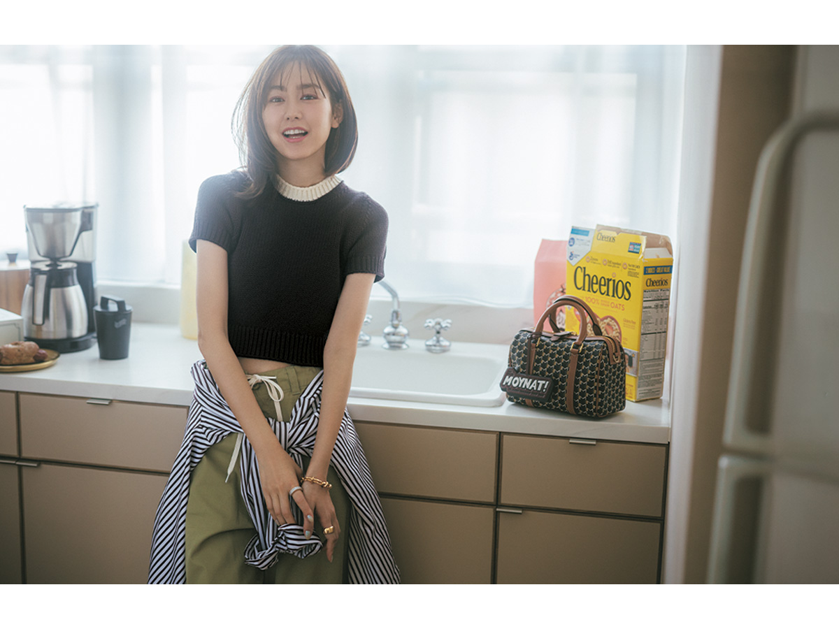 NKINITのちびTニットとチノパンにストライプ柄シャツを巻いた着こなし