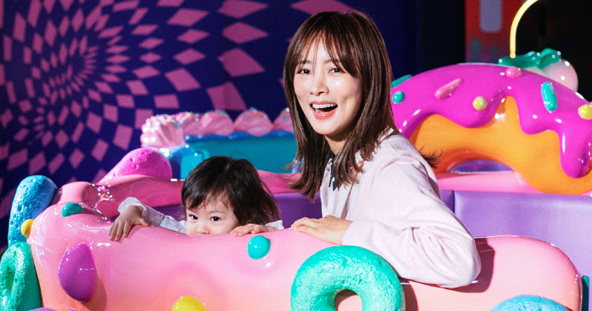 KAWAII MONSTER LANDを満喫する夏菜さんと子ども