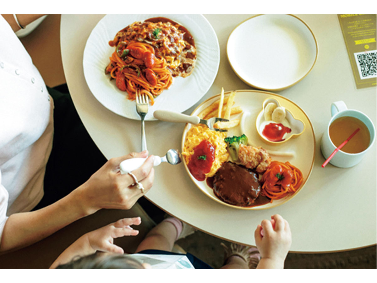 オムライスとナポリタンのハーフ＆ハーフとお子様ランチ
