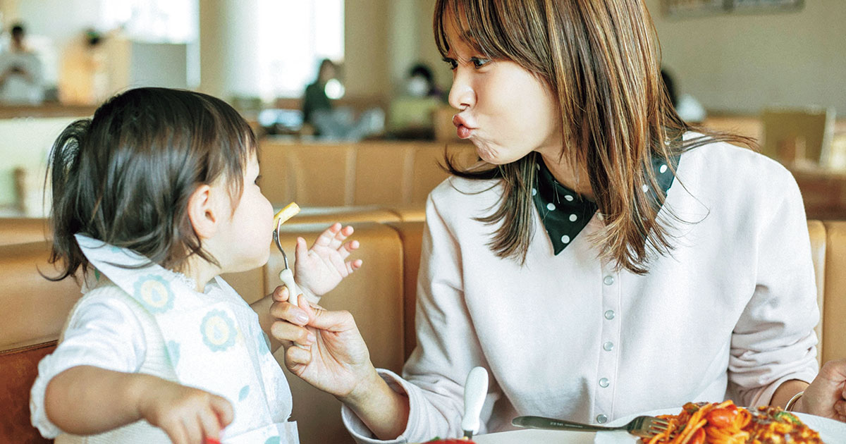 FAMiRESで食事を楽しむ夏菜さんと子ども