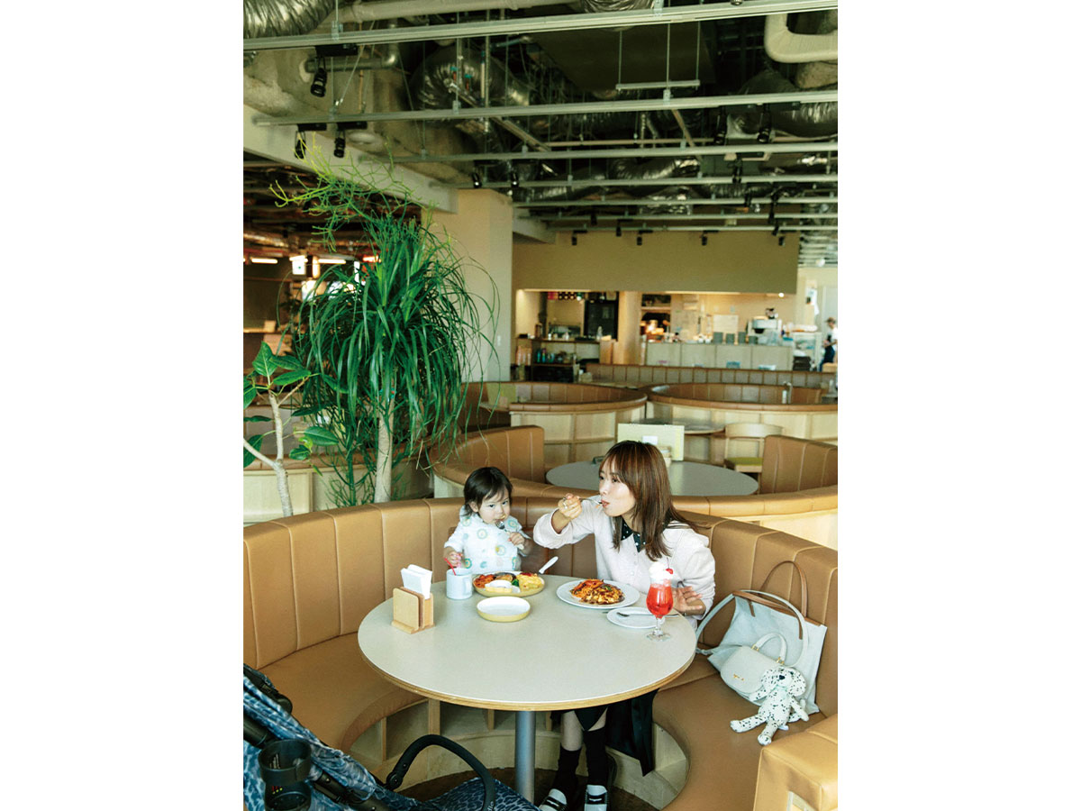 ほぼ全ての席がソファ席の広々空間で食事を楽しむ夏菜さんと子ども